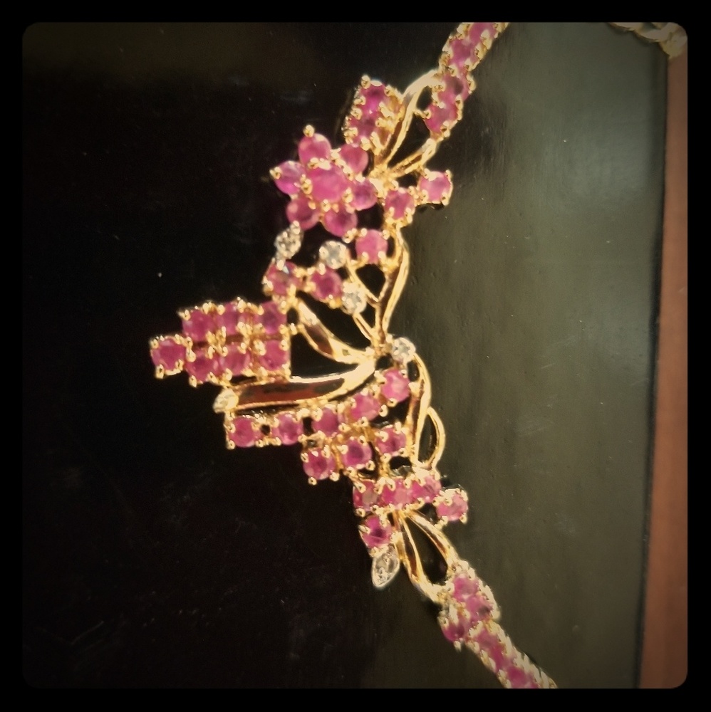 New Ruby's and diamonds set in 18k yellow gold